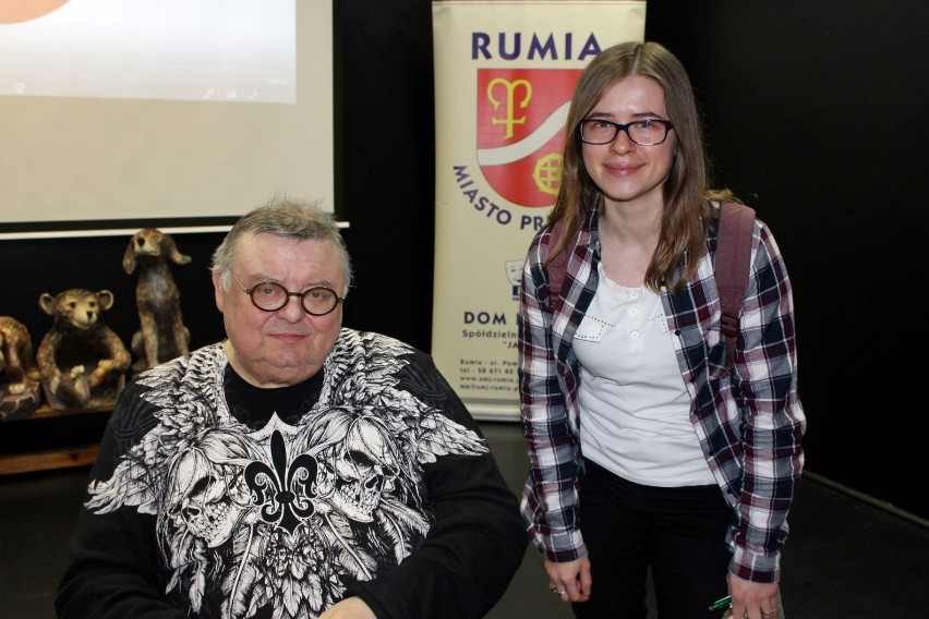 Wojciech Mann i "Artysta". Spotkanie autorskie w Rumi Janowie. Sala wypełniona po brzegi ZDJĘCIA