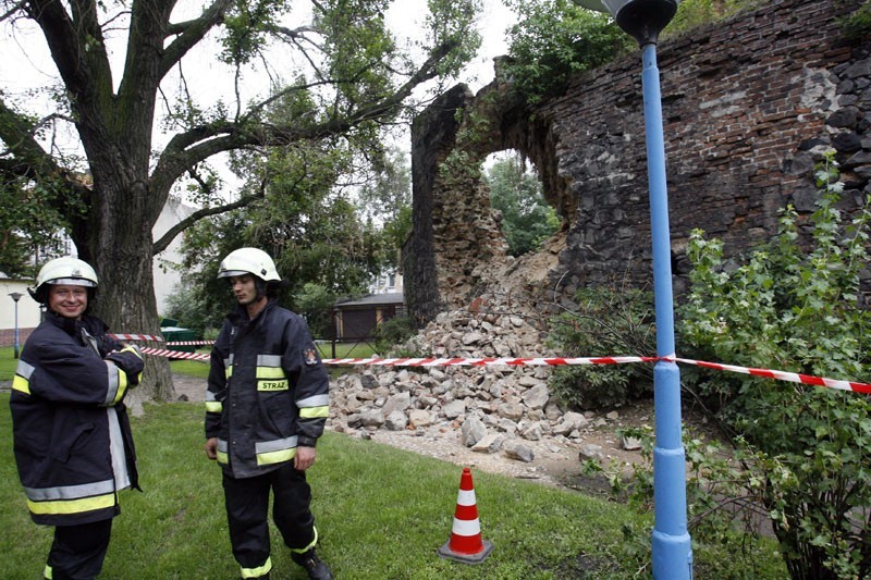 Zawalił się mur obronny w Chojnowie (ZDJĘCIA)
