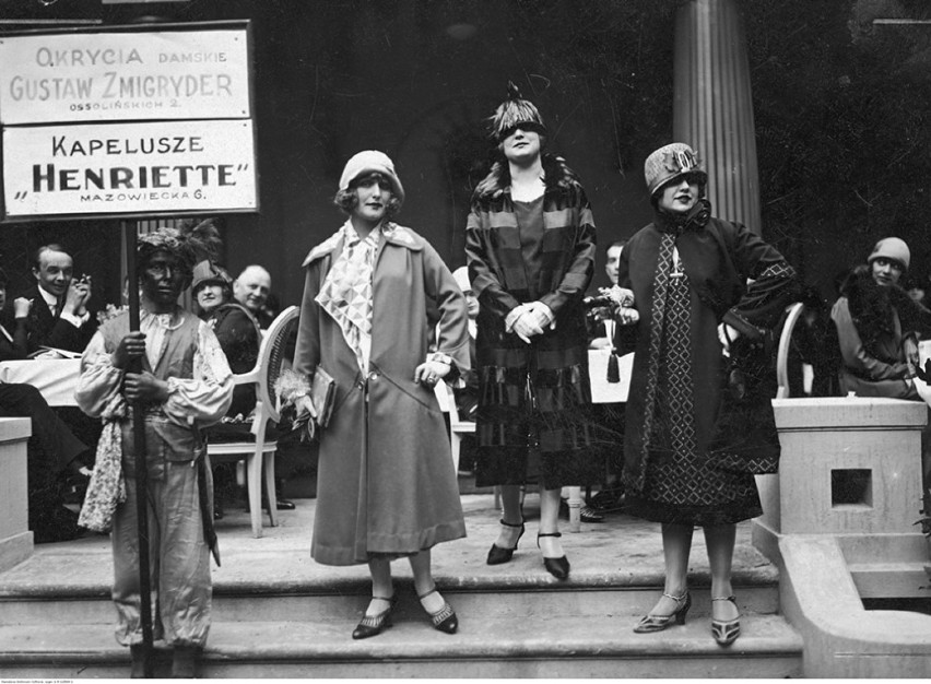 okaz mody 1925. Aktorki Kazimiera Skalska, Janina Macherska i Zula Pogorzelska jako modelki podczas pokazu mody. Warszawa