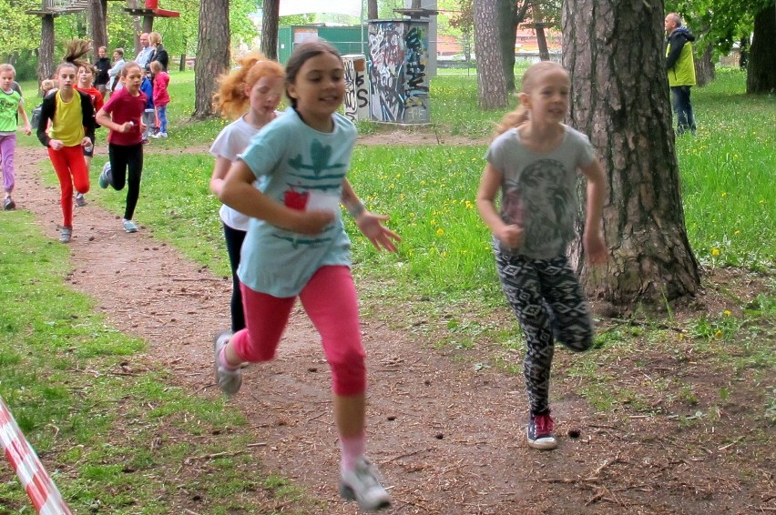 W Biegu Słowiańskim wzięło udział 99 osób. Były też biegi dla dzieci i młodzieży [zdjęcia]