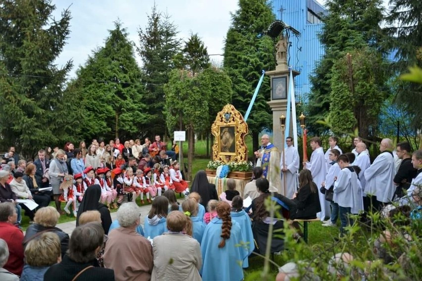 Majówka przy kapliczce i procesja do sanktuarium