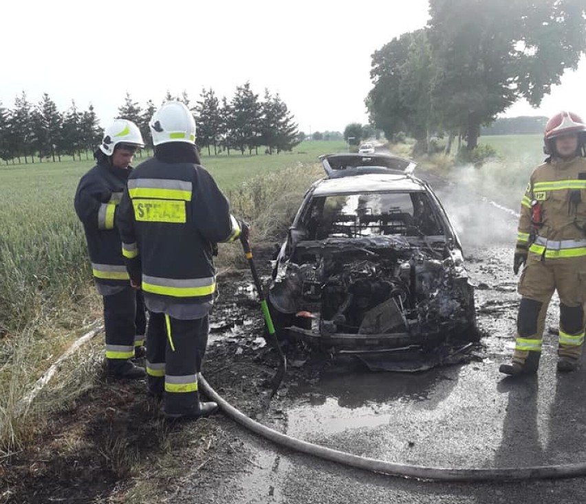 Pożar samochodu pod Gołańczą. Auto uległo całkowitemu spaleniu 