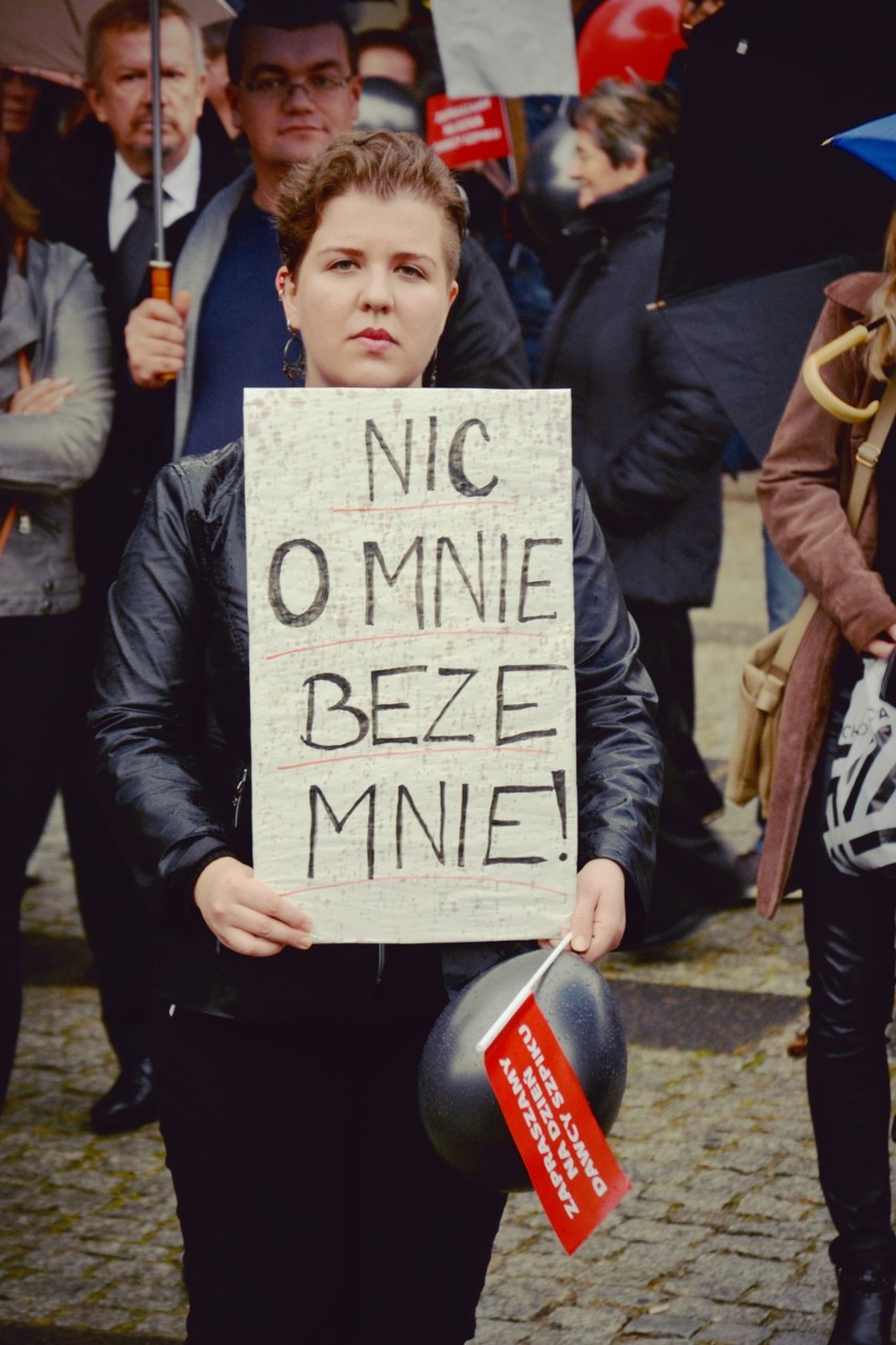 #Czarnyprotest w Zielonej Górze: "Odbiera się nam godność. Nie ma na to zgody!" [ZDJĘCIA, WIDEO]