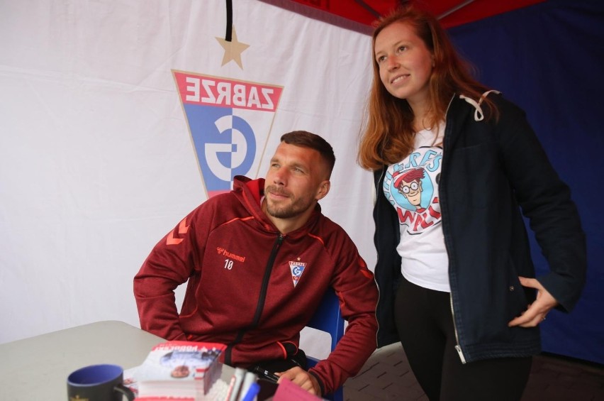 Zobacz kolejne zdjęcia. Przesuwaj zdjęcia w prawo - naciśnij...