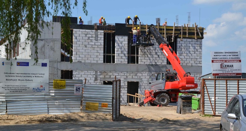 Trwa odbudowa Szkoły Łacińskiej w Malborku. Sprawdź, jak wygląda dziś obiekt [ZDJĘCIA]