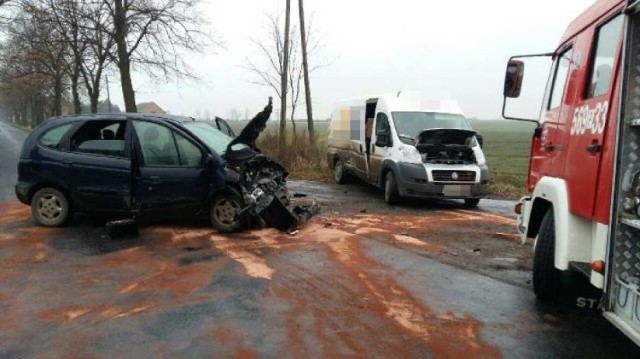 Groźny wypadek na trasie Koźmin-Dobrzyca 
W piątek rano na trasie z Koźmina Wielkopolskiego do Dobrzycy zderzyły się dwa samochody osobowe. Rannych zostało pięć osób, w tym stan jednej określany jest jako ciężki. Przyczyny i okoliczności wypadku wyjaśnia policja.

Więcej zdjęć: Groźny wypadek na trasie Koźmin-Dobrzyca [ZDJĘCIA]