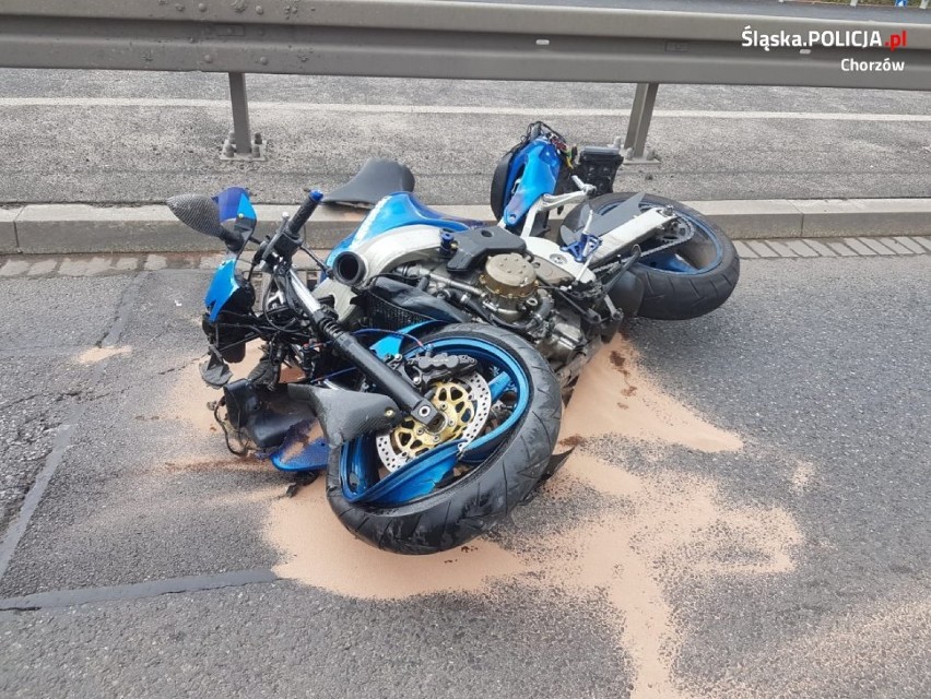 Tragiczny wypadek na estakadzie w Chorzowie. Motocyklista stracił panowanie nad motorem, uderzył w BMW