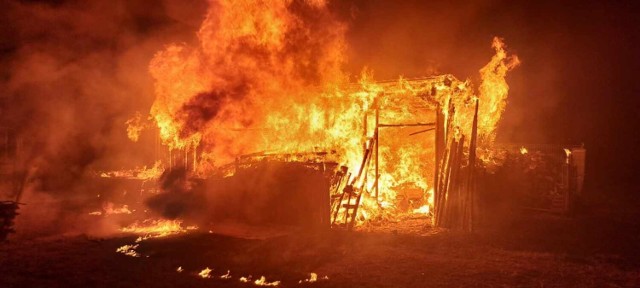 Przyczyny pożaru stodoły bada nowotomyska policja.