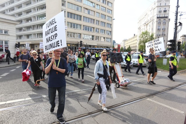 Pikieta i marsz mieszkańców Wesołej, utrudnienia w centrum Warszawy [ZDJĘCIA] To protest przeciwko obwodnicy