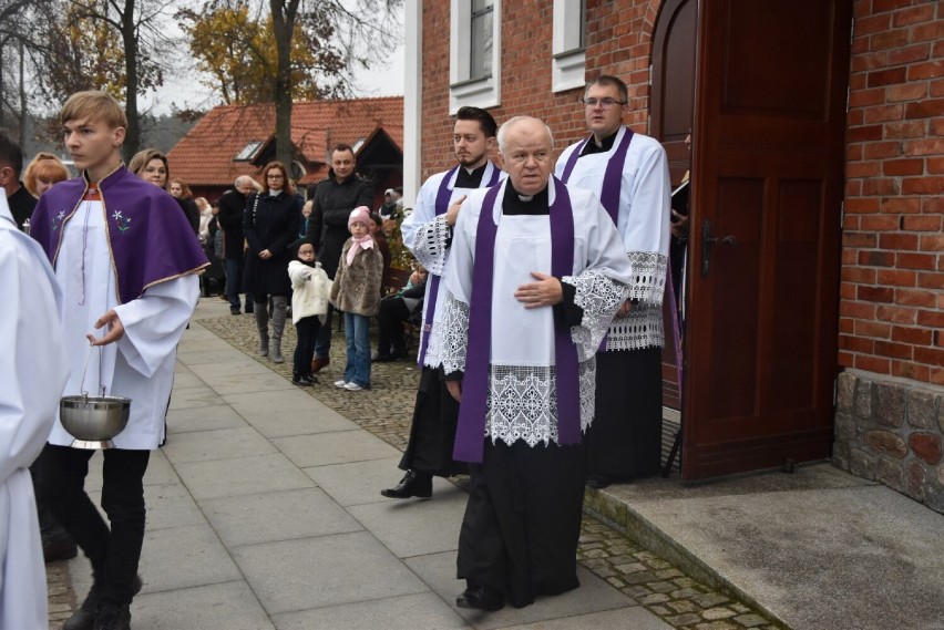 Procesji na cmentarz przewodniczył ks. proboszcz Tomasz...