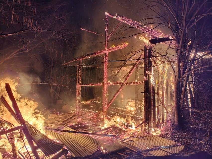 Strażacy gasili pożar stodoły w Szczepocicach Rządowych w...