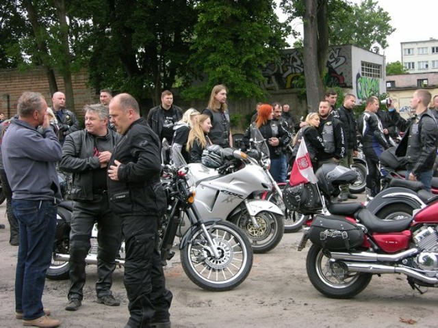 Zlot motocyklistów w Skierniewicach odbył się w sobotę, 21 czerwca, na placu przed Miejskim Ośrodkiem Kultury. Imprezę zorganizował klub motocyklowy Żelazny Orzeł w Skierniewicach.