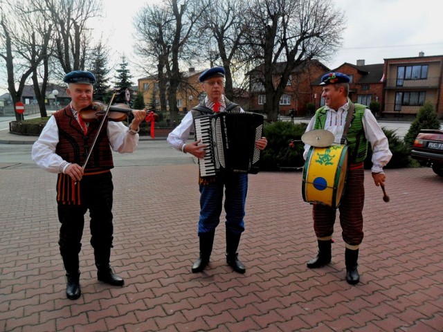 Edward Rogowski (w środku) z kapelą Romana Wojciechowskiego z Tomaszowa Maz