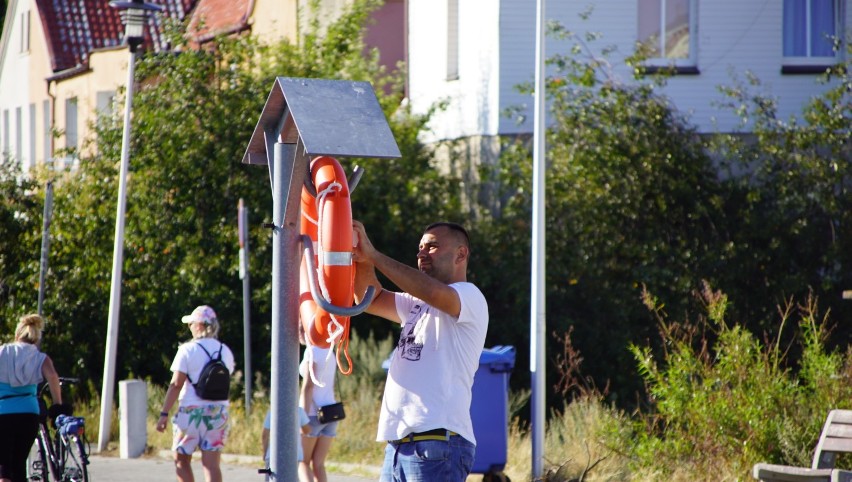 Darłowo: Wolontariusze usunęli napisy i naklejki z kół ratunkowych [ZDJĘCIA]