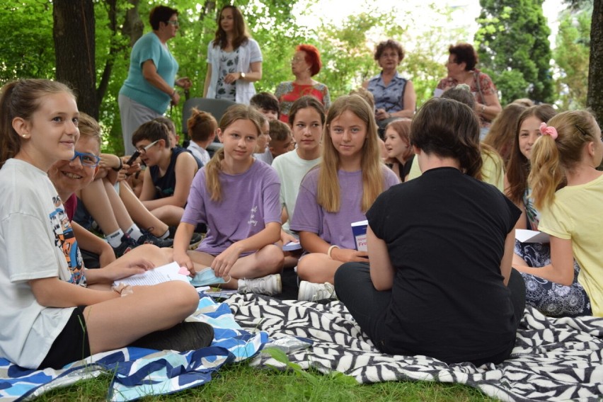 Czytanie "Nowych przygód Frani" na sądeckich plantach