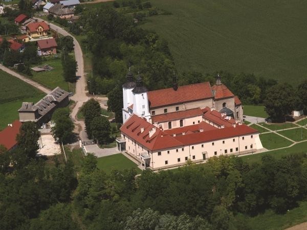 Odremontowany budynek w Hebdowie stoi otworem dla gości i turystów. Po Tyńcu to drugi najstarszy klasztor w Małopolsce
