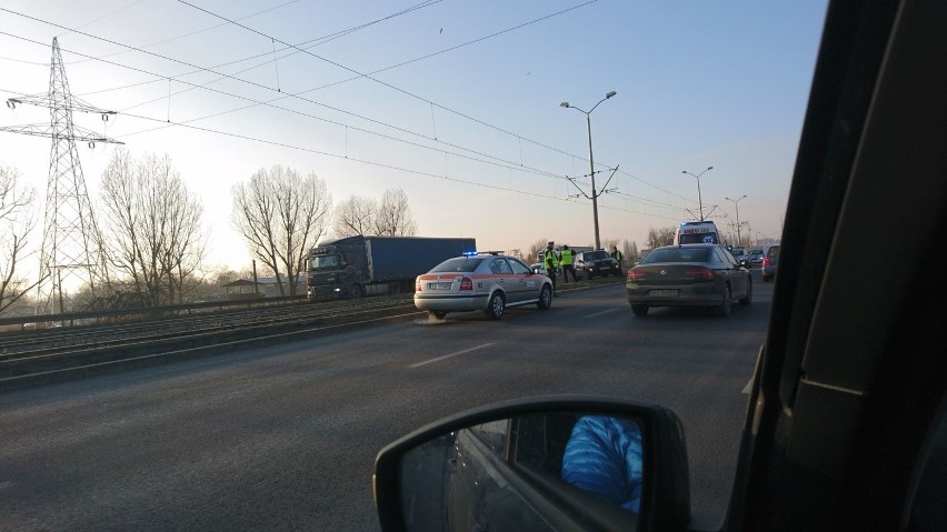 Osobówka wjechała na torowisko na Gdańskiej w Szczecinie [ZDJĘCIA]