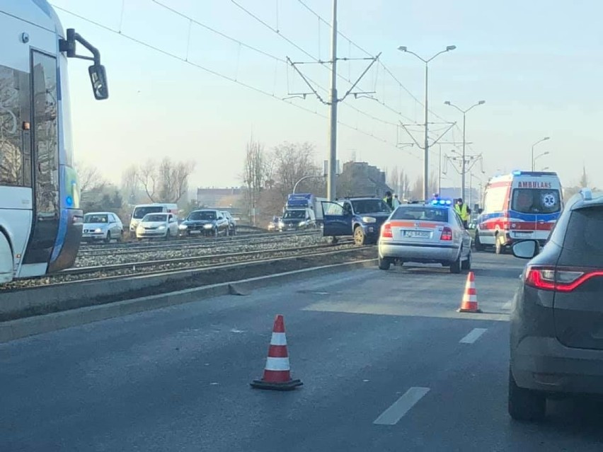 Osobówka wjechała na torowisko na Gdańskiej w Szczecinie [ZDJĘCIA]