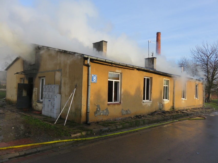 Kraśnik: Pożar budynku socjalnego przy ul. Młyńskiej. Jedna osoba nie żyje