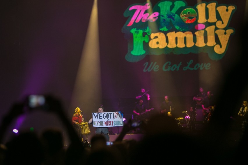 Zespół The Kelly Family wystąpił w Tauron Arenie. Pamiętacie te przeboje? [ZDJĘCIA]