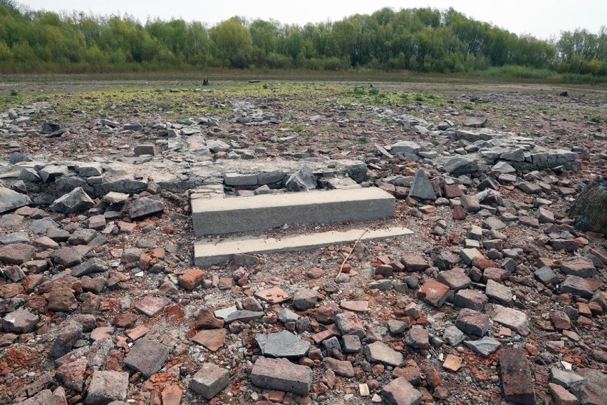 Spod wody znów wyłoniły się ruiny miejscowości Żarek. Zdjęcia z kwietnia 2020 [GALERIA]