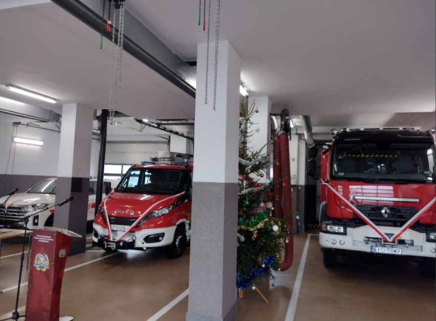 Trzy nowe pojazdy pożarnicze przekazane Państwowej Straży Pożarnej w Poddębicach. Były też nominacje i awanse ZDJĘCIA