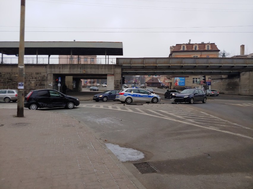 Wypadek na krzyżówce ulic Kościuszki i Lutyckiej w Kłodzku (ZDJĘCIA)