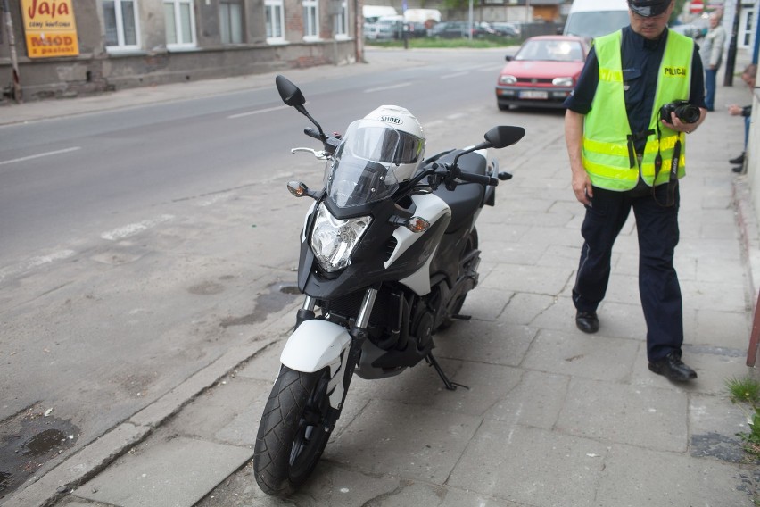 Motocyklista potrącony przez samochód na Tuwima w Łodzi