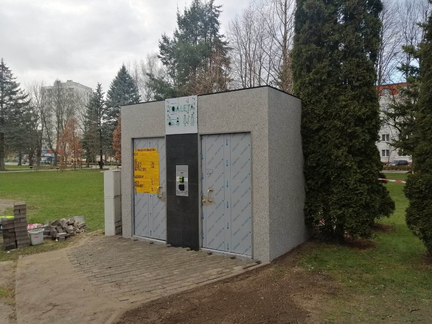 Granitowa toaleta w centrum Kołobrzegu. Kosztuje blisko 250 tys. zł. Zastąpiła starą, też drogą