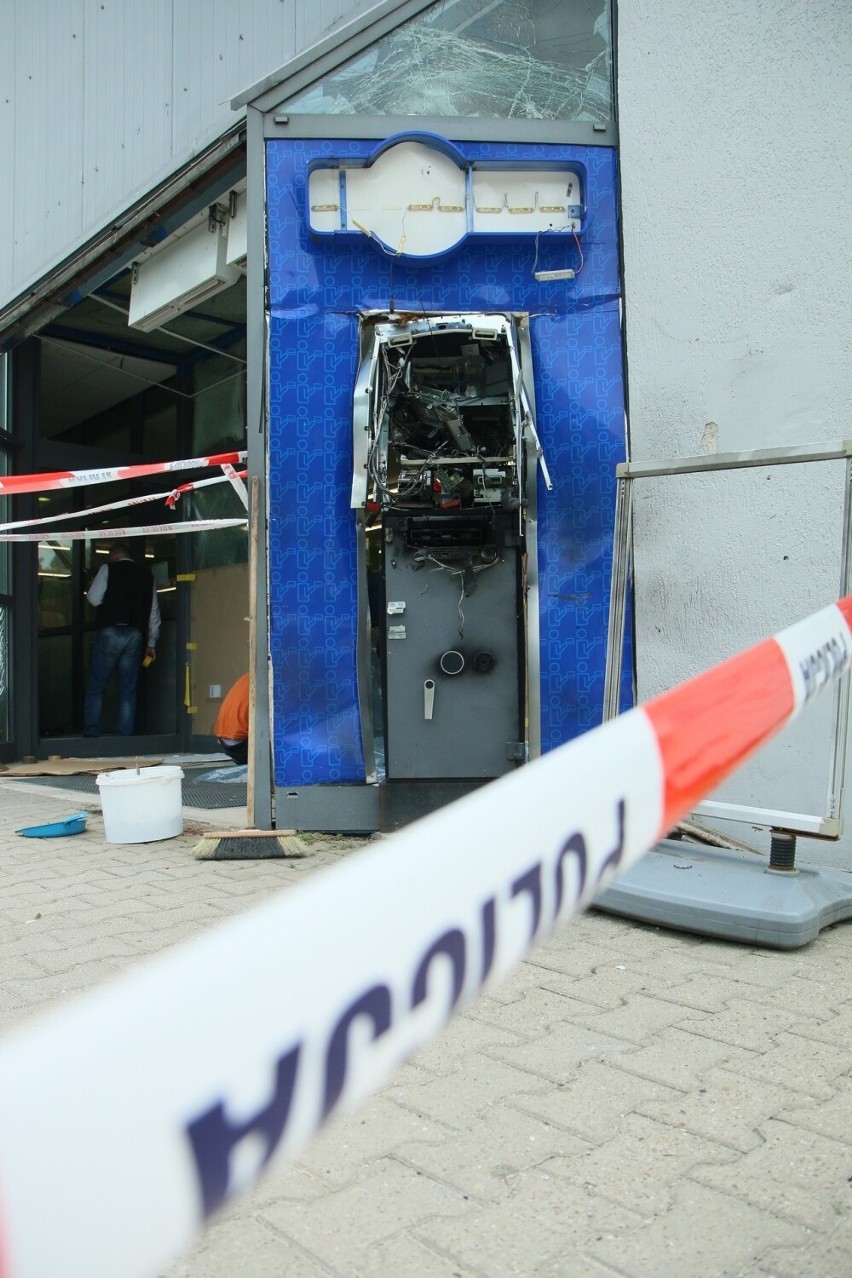 Lublin. Wysadzili bankomat przy Tatarakowej, ale nie zdołali ukraść pieniędzy. Policja szuka sprawców 