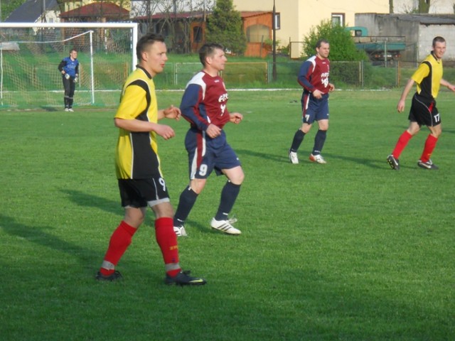 Piłkarze Kujawianki Izbica (żółte stroje) w trzech ostatnich spotkaniach zdobyli tylko dwa punkty.