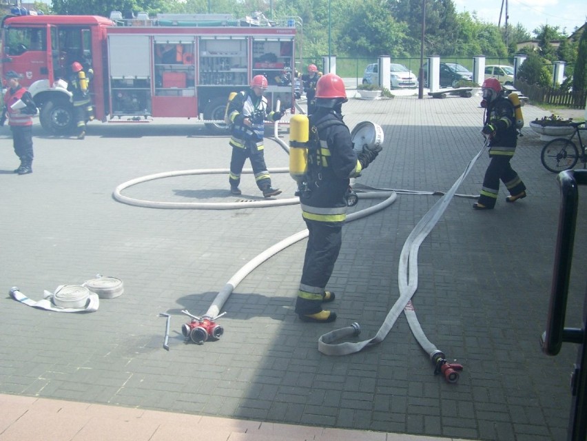 Ćwiczenia strażaków w Łodzieży. Ewakuowano wszystkich uczniów i pracowników szkoły ZDJĘCIA