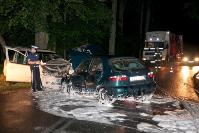 Wypadek w Iłowie. Zderzył się mercedes z lanosem