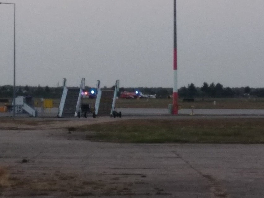 Ławica Poznań: Straż pożarna na płycie lotniska. Lądował samolot bez podwozia! [ZDJĘCIA]