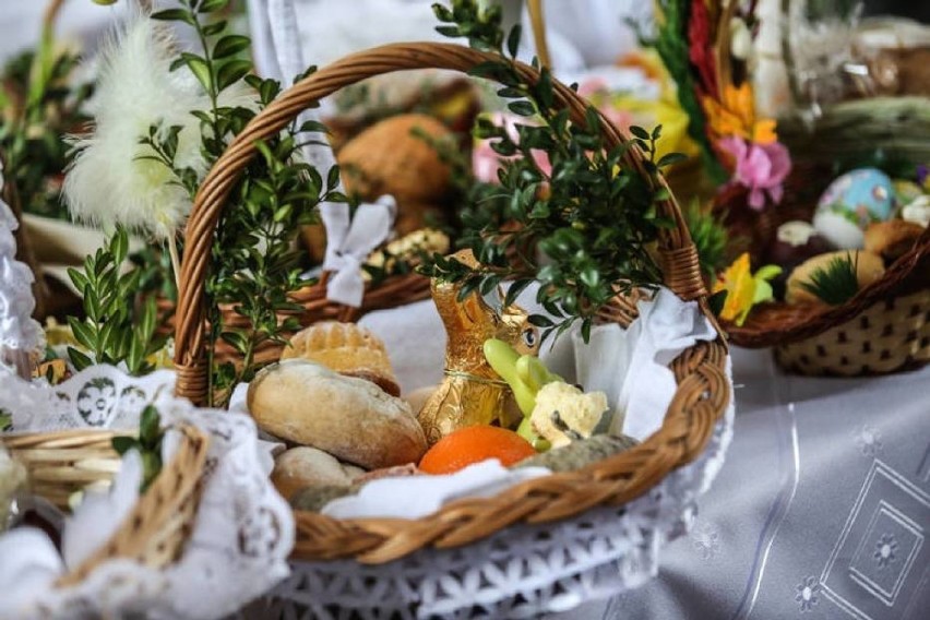 Święcenie pokarmów na zewnątrz kościoła – 10:00, 11:00,...