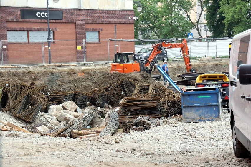 Powstaje nowy budynek mieszkalno-usługowy w centrum Legnicy, zobaczcie aktualne zdjęcia