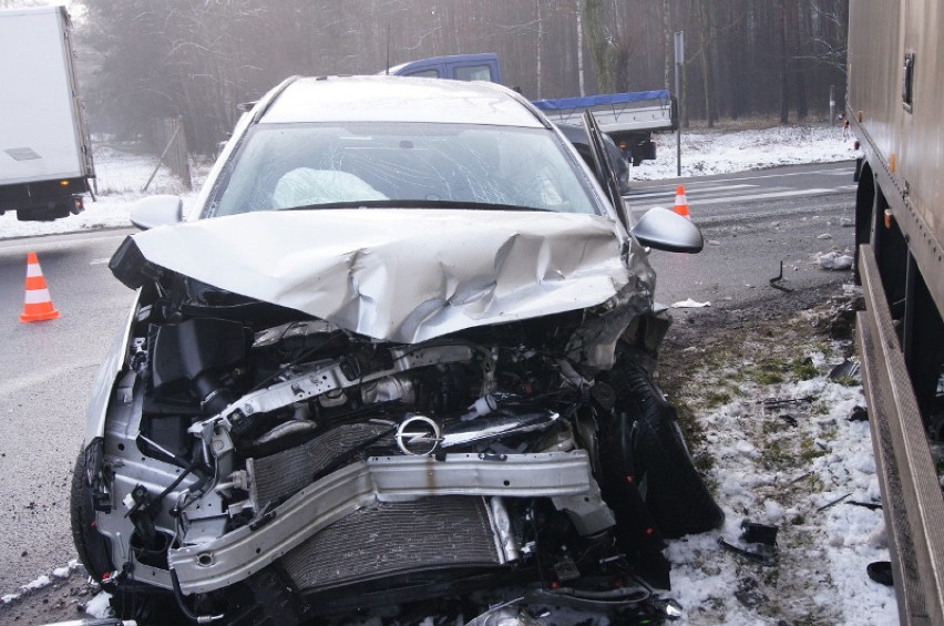 Wypadek w Lubinie. Zderzenie ciężarówki z oplem