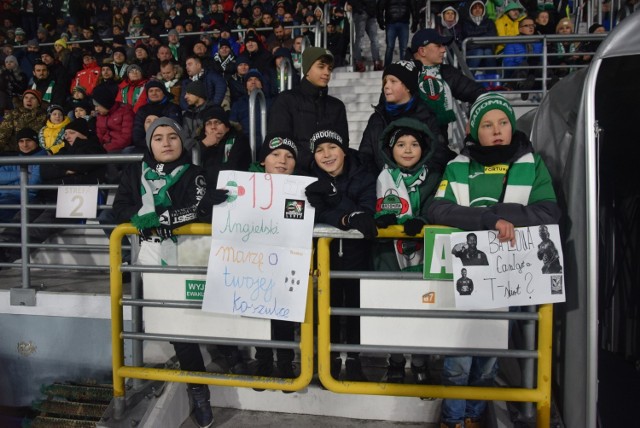 W osiemnastej kolejce PKO Bank Polski Ekstraklasy, Radomiak Radom w sobotę, 11 grudnia rozgrywał na stadionie przy ulicy Narutowicza 9 mecz z liderem tabeli, Lechem Poznań. Stadion zapełnił się kibicami do ostatniego miejsca. Na trybunach zasiadło w sumie 4491 osób. 

Sympatycy "zielonych" mieli okazję oklaskiwać zwycięstwo swoich pupili nad renomowanym rywalem. Radomiak zwyciężył 2:1 (2:0) po golach Karola Angielskiego w 16 minucie z rzutu karnego oraz Mauridesa w 30 minucie. Bramkę dla lechitów uzyskał Mikael Ishak w 77 minucie. 

ZOBACZ ZDJĘCIA>>> 

ZOBACZ: 
PKO Ekstraklasa. Radomiak Radom ograł lidera. Lech pokonany (ZDJĘCIA Z MECZU)
PKO Ekstraklasa. Radomiak Radom - Lech Poznań. ZAPIS RELACJI LIVE