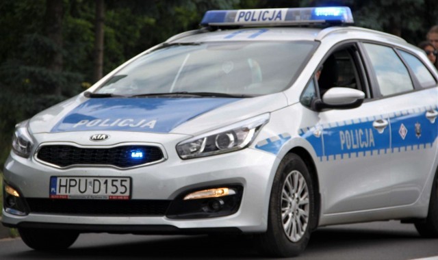 Auto osobowe porzucone przy DK 24 pod Luboszem trafi na policyjny parking (zdjęcie ilustracyjne).