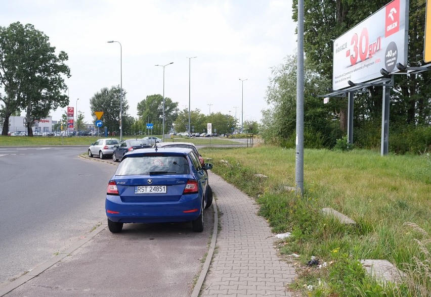 Warszawa. Nielegalne parkowanie w Warszawie. Kierowcy zrobili sobie parking ze ścieżki rowerowej na Osińskiego