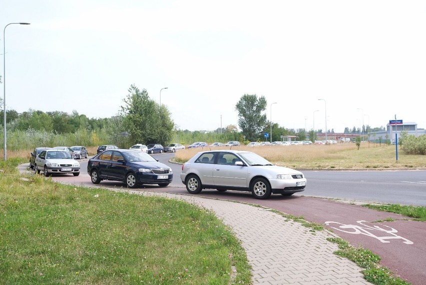 Warszawa. Nielegalne parkowanie w Warszawie. Kierowcy zrobili sobie parking ze ścieżki rowerowej na Osińskiego