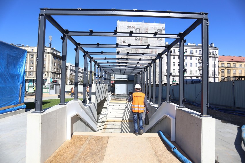 Metro na Wolę. Przemysłowy wystrój stacji Płocka. Prace zakończą się za dwa miesiące