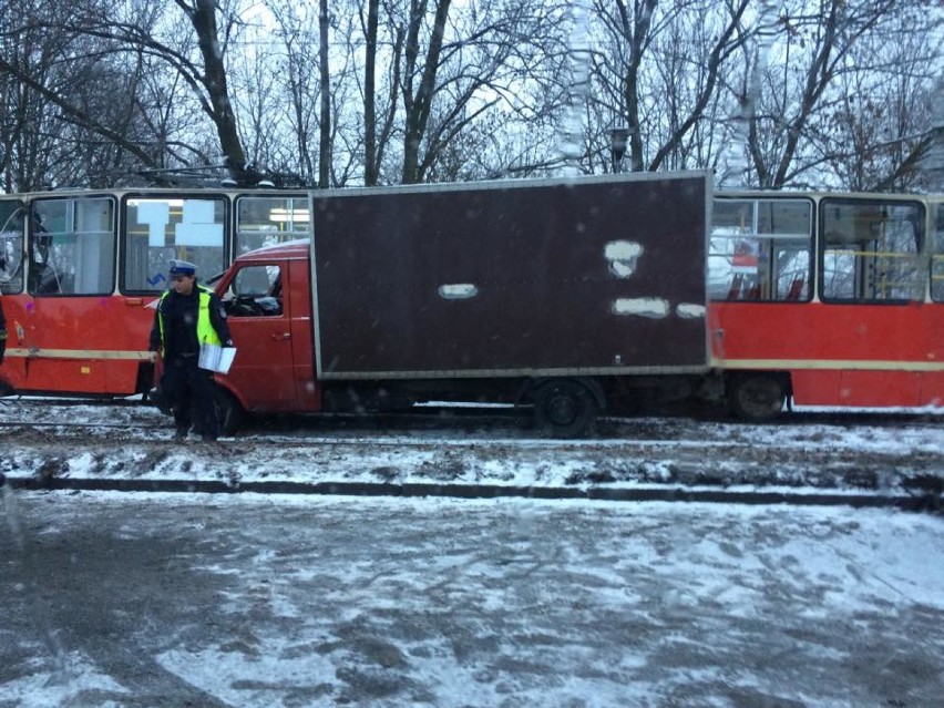 Nietypowy wypadek w Bytomiu-Szombierkach: Samochód dostawczy uderzył w tramwaj [ZDJĘCIA]