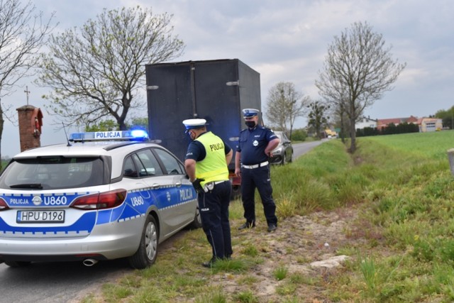 Pijany kierowca zasnął za kierownicą. Nie stracił prawka, bo go nie miał