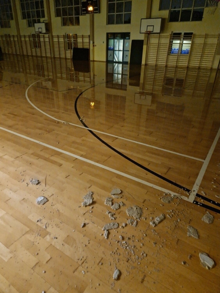 Toruń. Szkoła Podstawowa nr 3 została zalana. Zajęcia odwołano! [zdjęcia]