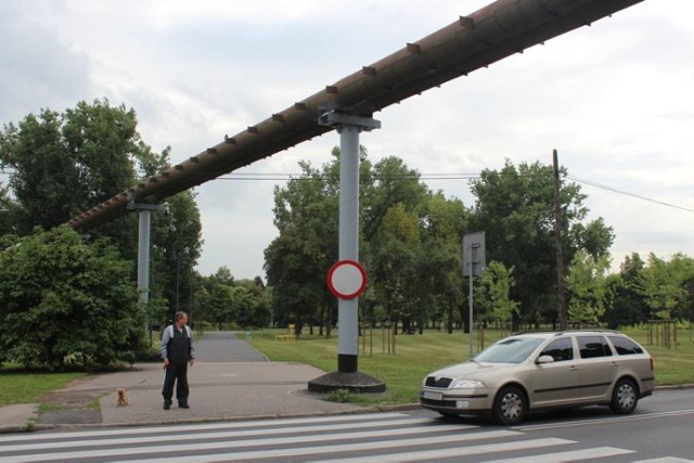 Zardzewiała rura, która przebiega nad ul. Dolna Wilda ma już ...