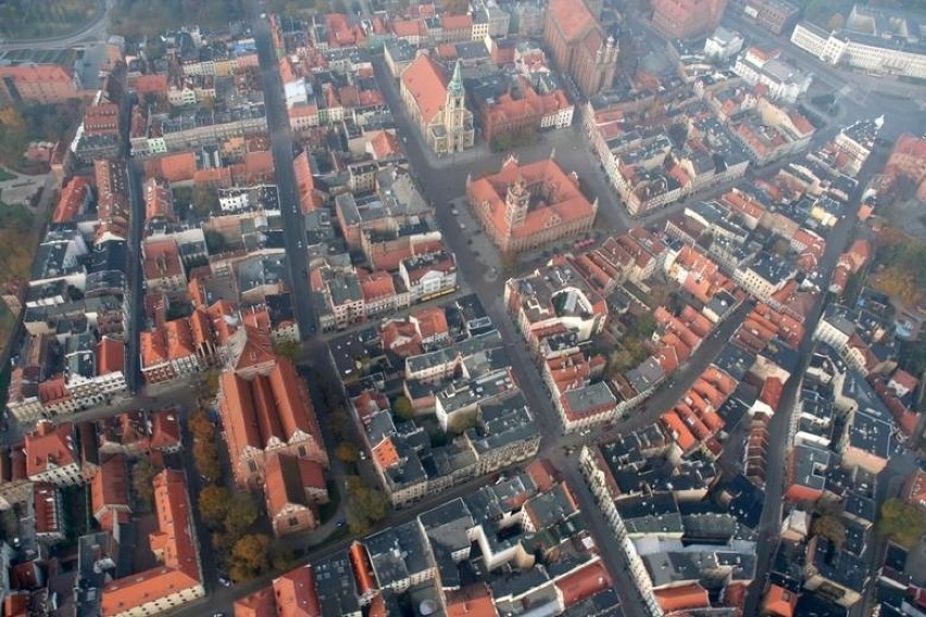 Loty widokowe nad Toruniem, które oferuje toruński aeroklub,...