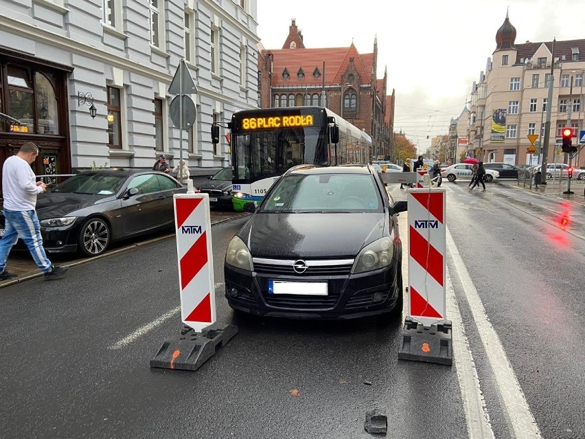 Autobusy nie mogą przejechać przez Jagiellońską w Szczecinie! Samochody parkują im na przejeździe