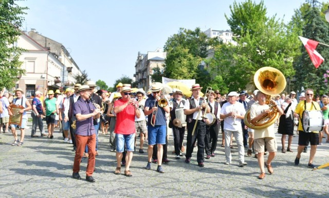 Jazzowa parada w Radomiu była gorętsza niż w Nowym Orleanie, ale radomianie tłumnie przyszli posłuchać muzyki.