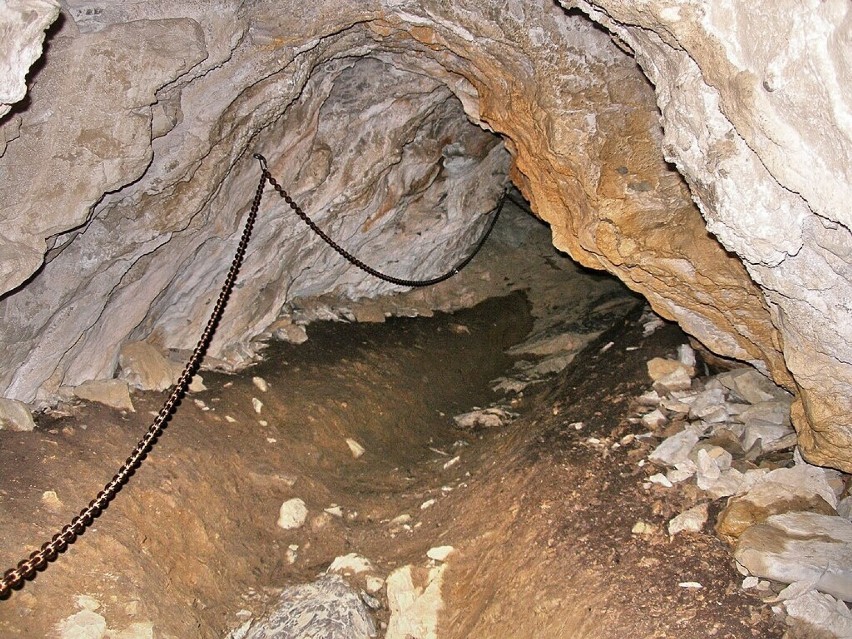 Smocza Jama to niewielka jaskinia na terenie polskich Tatr,...